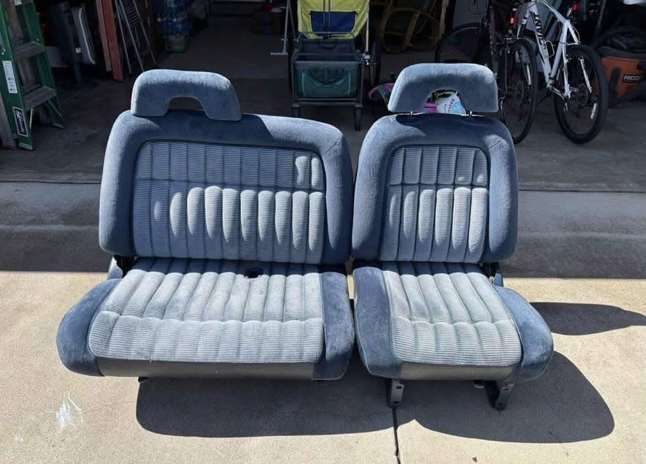 OEM Blue Cloth 60/40 Split Bench Seat - 1988-1998 Chevy/GMC Extended Cab Truck (Great Condition)