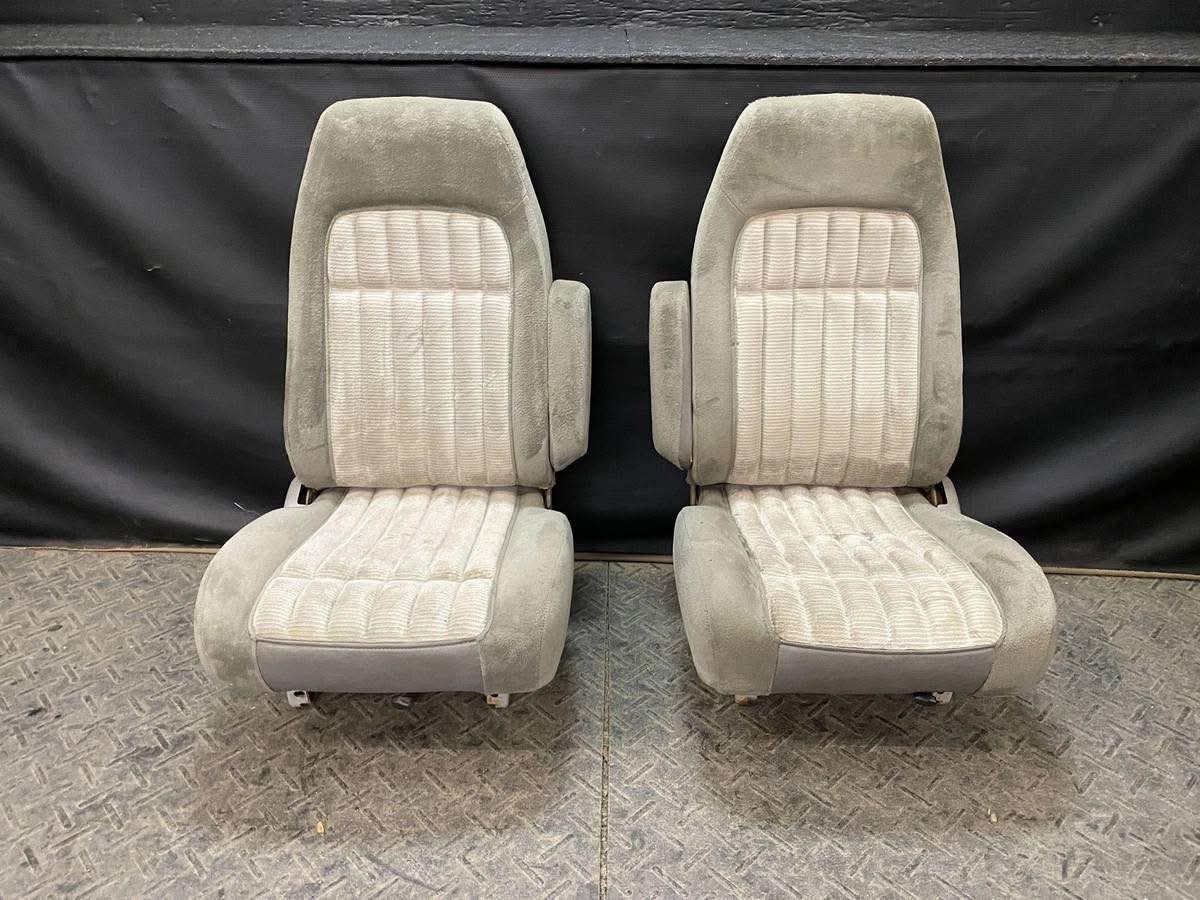 OEM Gray Cloth 60/40 Split Bench Seat - 1993 Chevy K1500 (13i Trim Code)